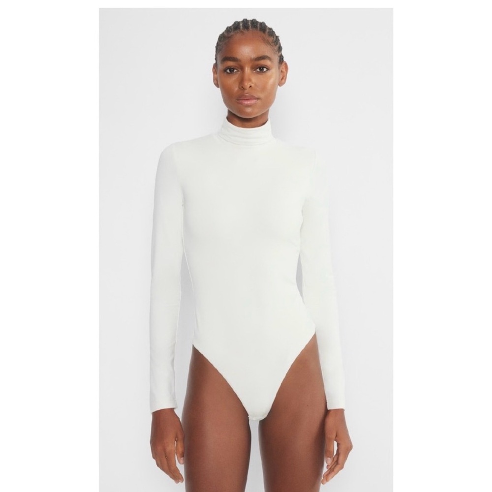 Babaton contour mockneck longsleeve bodysuit M wht
